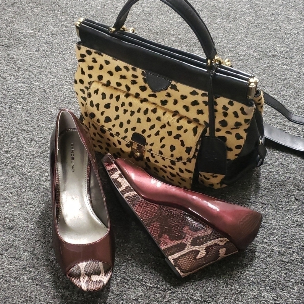 BANDOLINO auburn wedge heels. Size 9.5